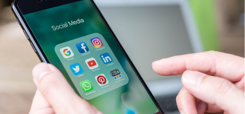 Seorang membuka menu media sosial di smartphone yang menampilkan beberapa aplikasi media sosial selain Instagram